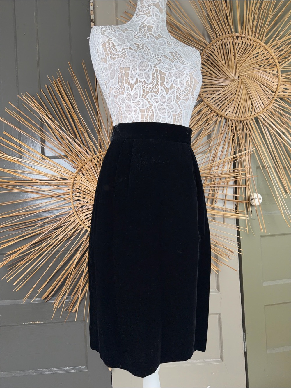 Valerie Stevens Vintage 90s Black Velvet Pencil Midi Skirt Back Zip Small